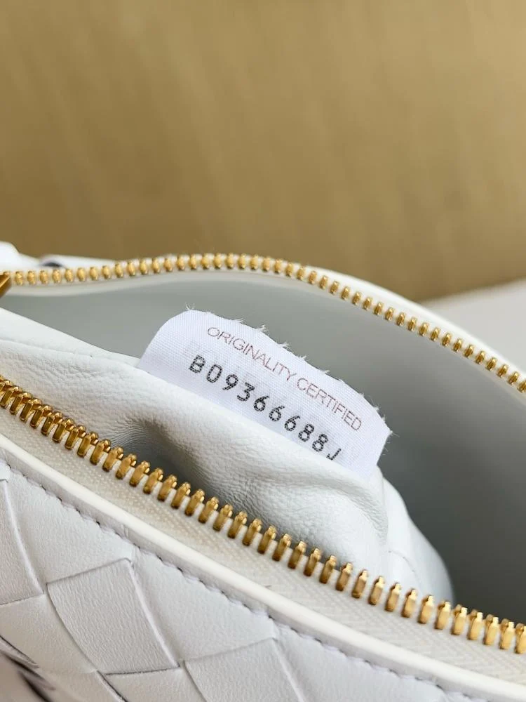 Bottega Veneta Wallace size 22cm