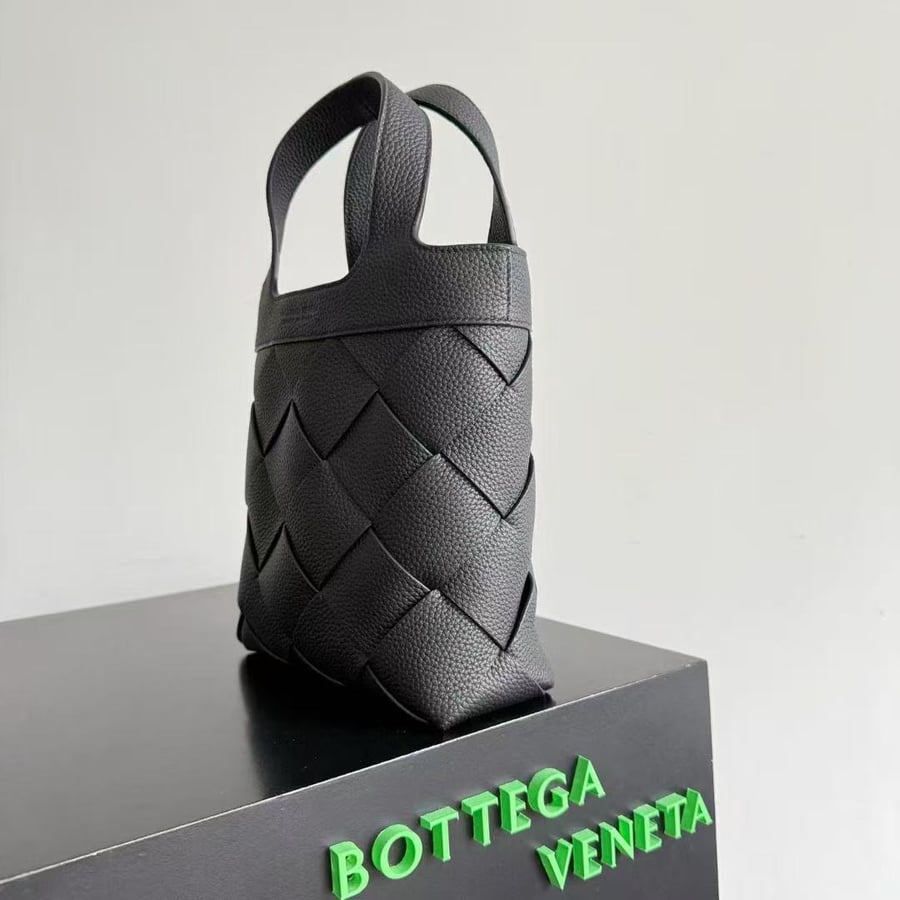Bottega Veneta Diego size 22cm