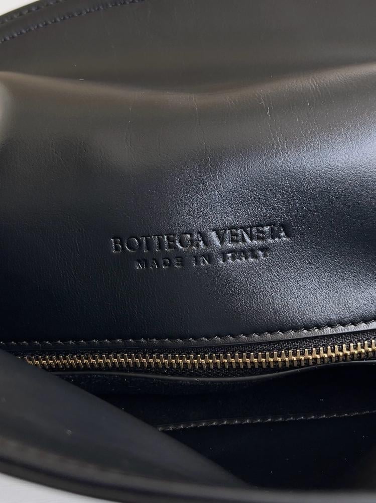Bottega Veneta Winter Liberta size 27cm