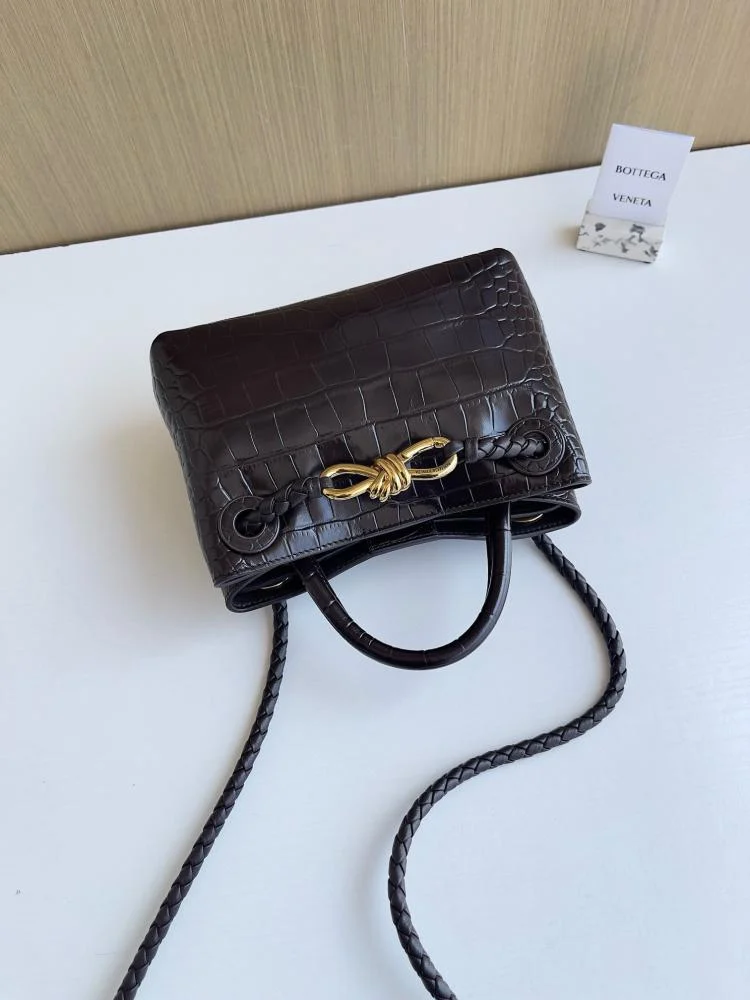 Bottega Veneta  ANDIAMO size 22cm