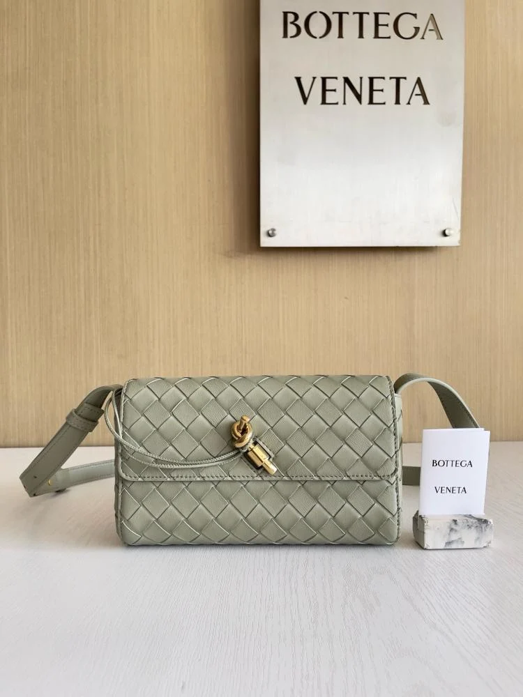 Bottega Veneta Andiamo size 21.5cm