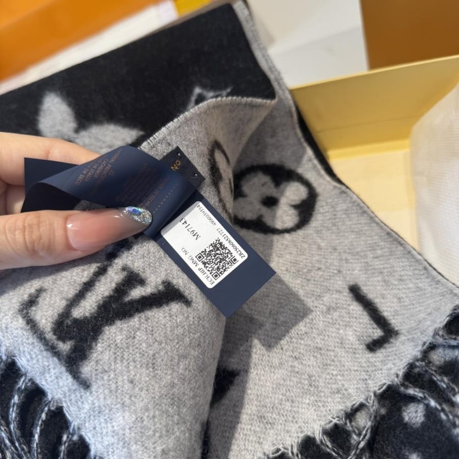 سكارف LV