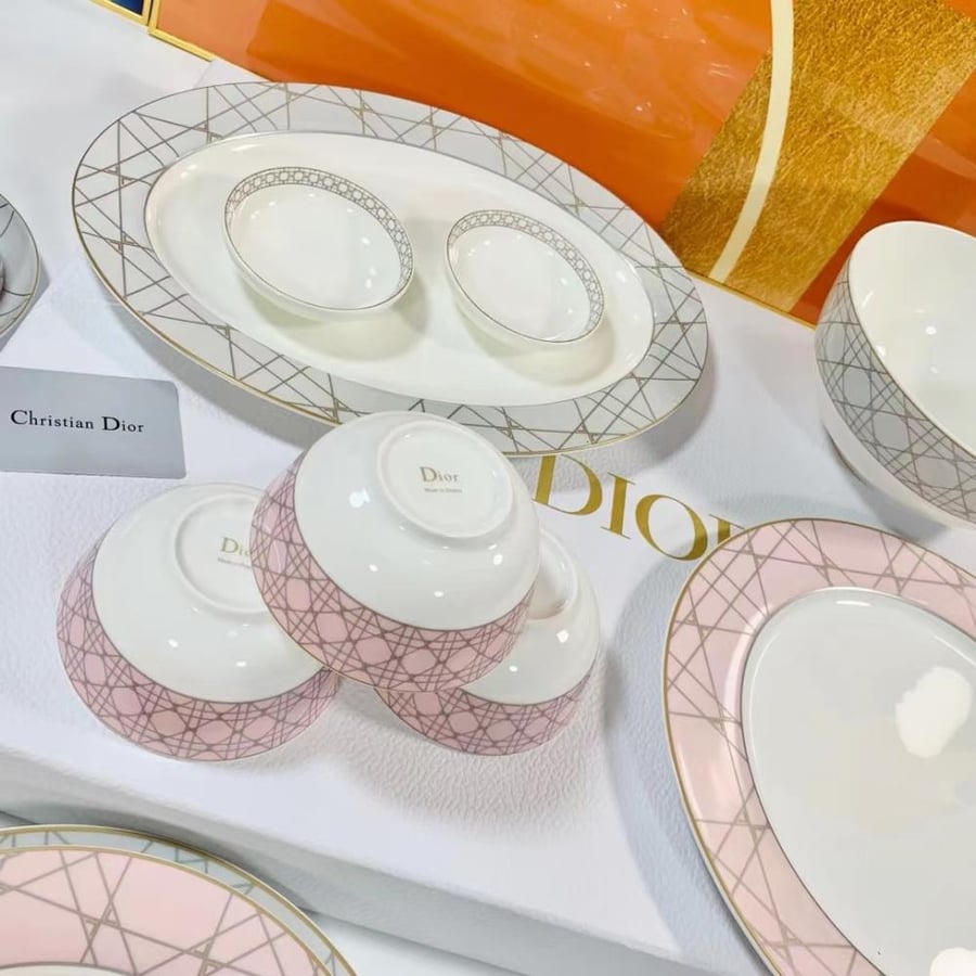 طقم سفرة فاخر 33 قطعة ديور بنمط الكاروهات الرمادي والوردي Dior