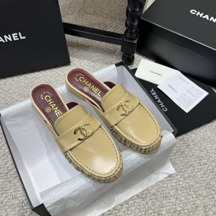 CHANEL Mules