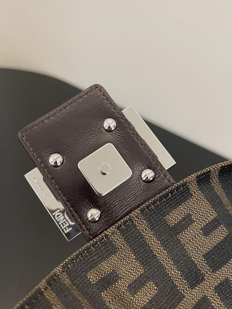 FENDI Baguette Bag