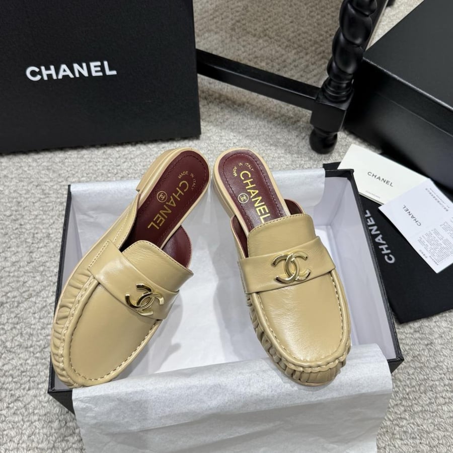 CHANEL Mules