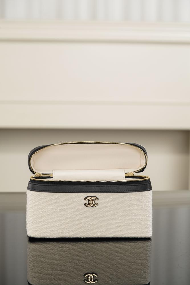 CHANEL Vanity with Chain