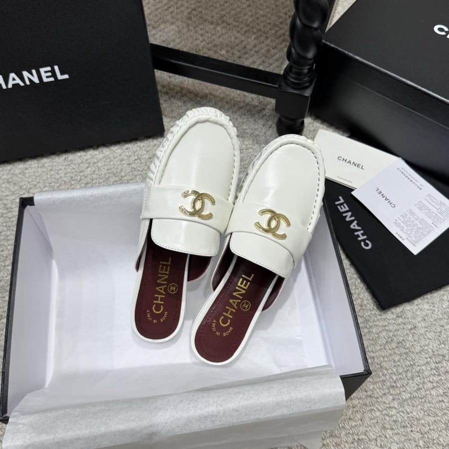 CHANEL Mules