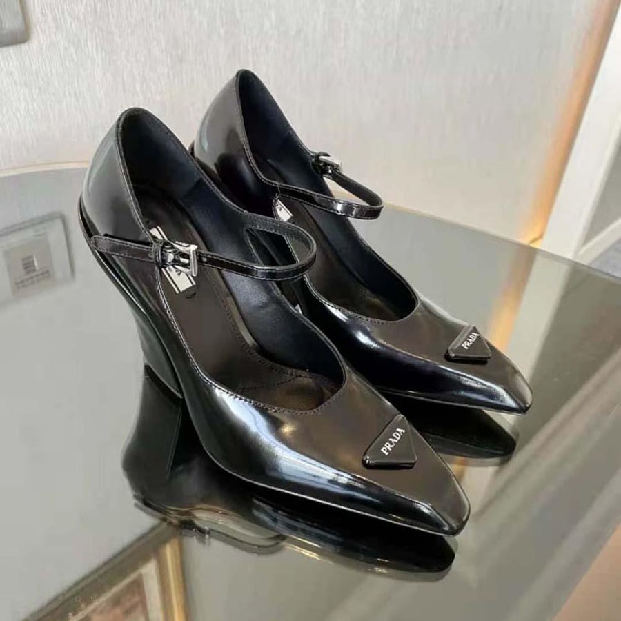 Saint Laurent Silvana Pumps in Patent Leather – Black (Woman)