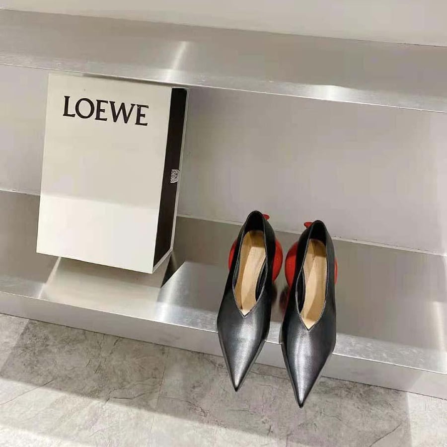 Loewe Balloon Pump in Calfskin – Black (Woman)