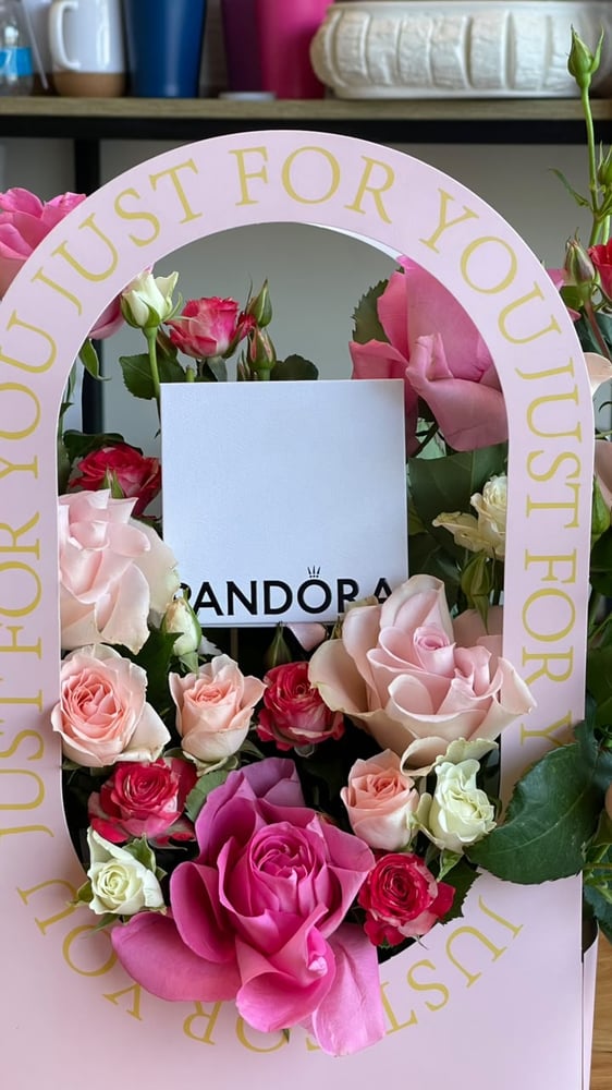 هدية باندورا أسورة مفتوحة من القضة الإسترليني بتصميم الشعار و Pandora - , غم 13.4 - وزن (cm