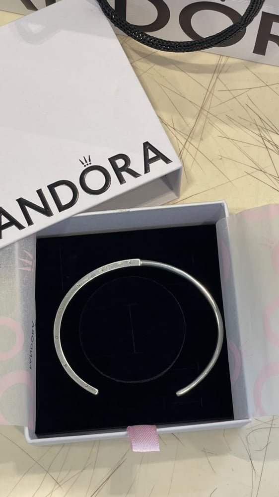 هدية باندورا أسورة مفتوحة من القضة الإسترليني بتصميم الشعار و Pandora - , غم 13.4 - وزن (cm
