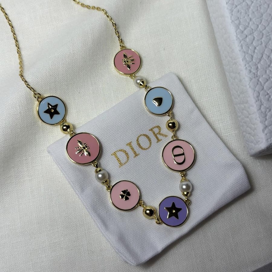 A necklace inspired by Dior