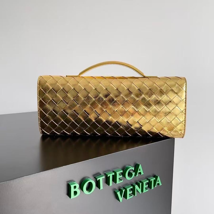 Bottega Veneta Andiamo Clutch Gold