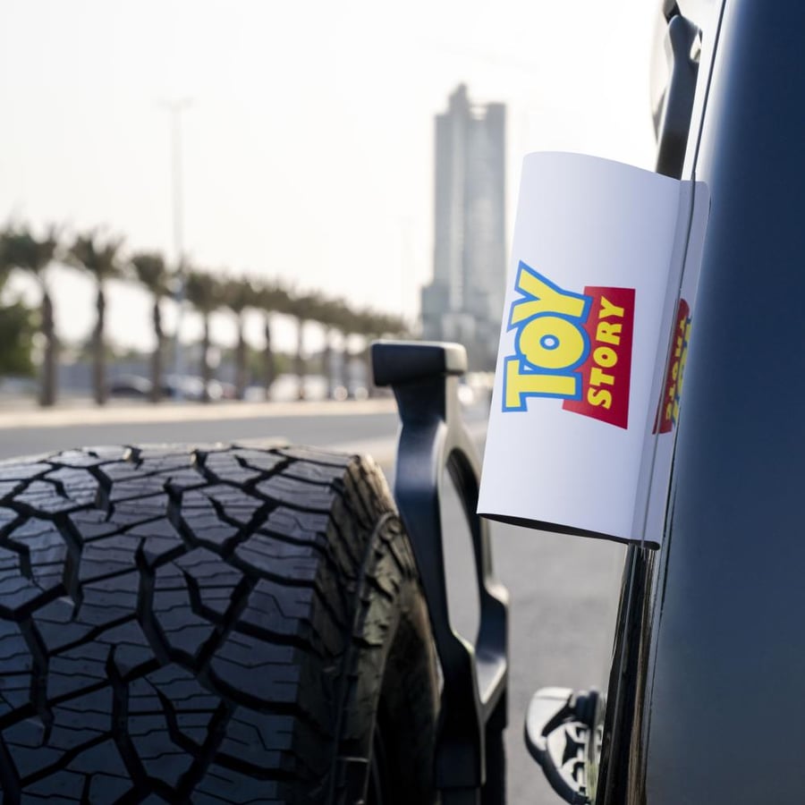ملصق جانبي بشعار توي أبيض