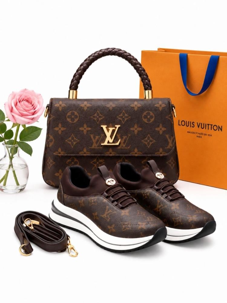 طقم نسائي فاخر (حقيبة بمقبض مجدول وشعار LV + بوت رياضي بشرّابات فاخرة) بنمط مونوغرام (مستوحى من لويس فويتون)