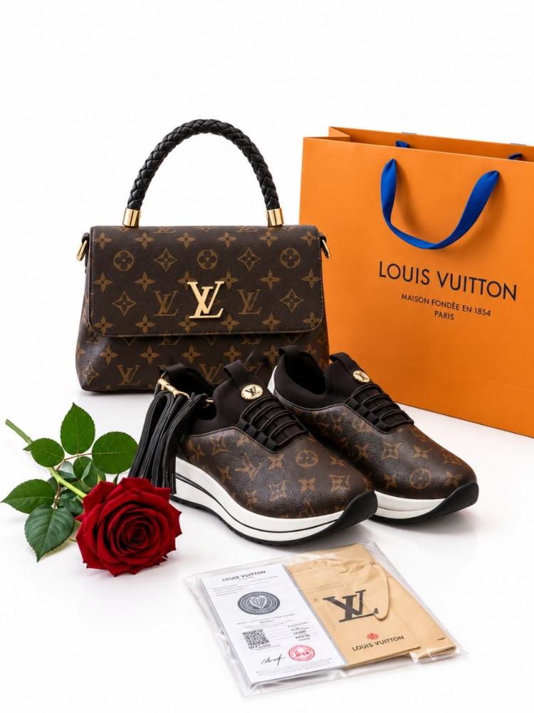 طقم نسائي فاخر (حقيبة بمقبض مجدول وشعار LV + بوت رياضي بشرّابات فاخرة) بنمط مونوغرام (مستوحى من لويس فويتون)