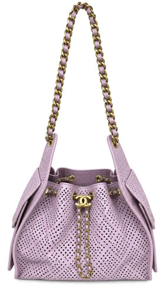 هذه الحقيبة مقلّدة ومستوحاة بجودة عالية (Master Quality) من ماركة عالمية شهيرة (شانيل دلو / Chanel Perforated Bucket Bag).
