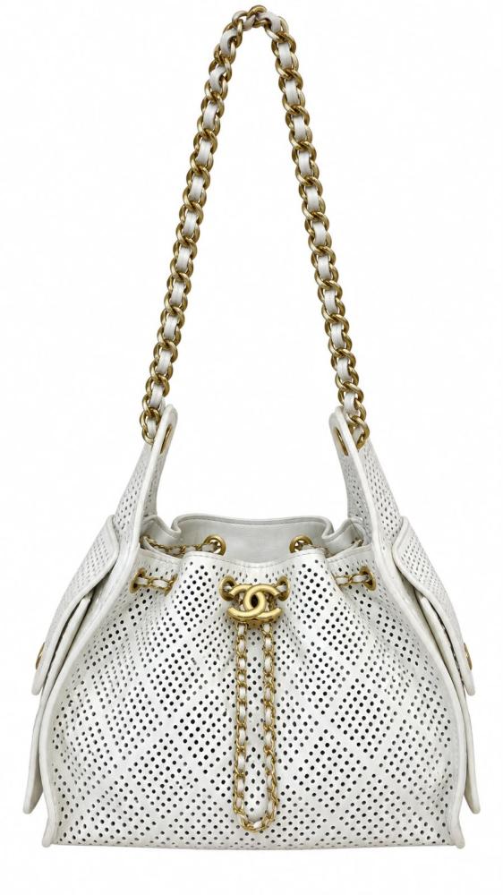هذه الحقيبة مقلّدة ومستوحاة بجودة عالية (Master Quality) من ماركة عالمية شهيرة (شانيل دلو / Chanel Perforated Bucket Bag).