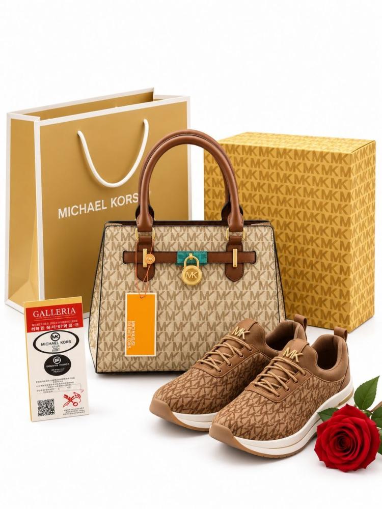 هذا الطقم (الحقيبة والبوت) مقلّد ومستوحى بجودة عالية من ماركة عالمية شهيرة (مايكل كورس / Michael Kors - Monogram Set).