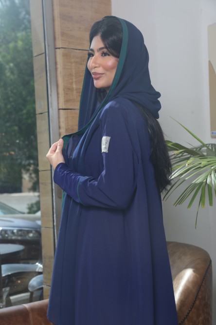 عبايه لونها كحلي