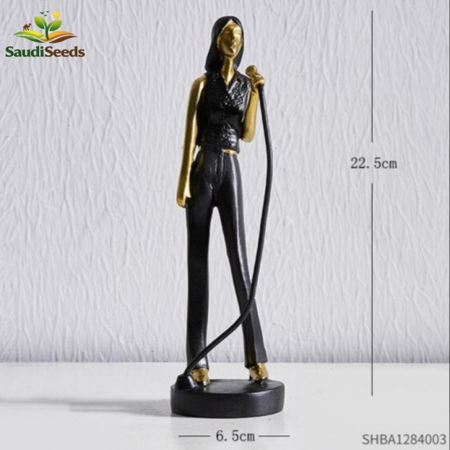 مجسم المغنية الذهبية Golden Singer Statue