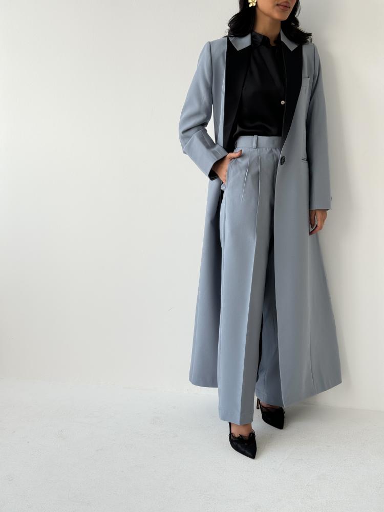 Light blue abaya blazer with padding, with a black-colored collar