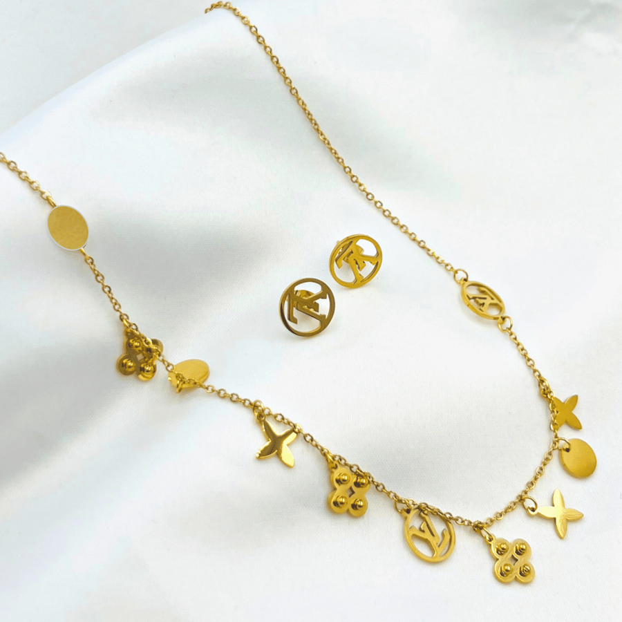 A distinguished set consisting of a necklace and earrings