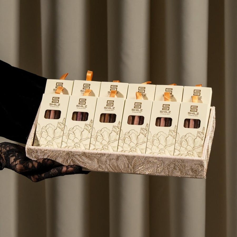 Big Tray With An Elegant Palm,Roses Tree Design For Presenting Chocolate Favors - صينية كبيرة تطريز نخل و ورود انيقة لتقديم توزيعات الشوكولاته بأسلوب جذاب ومميز وراقي