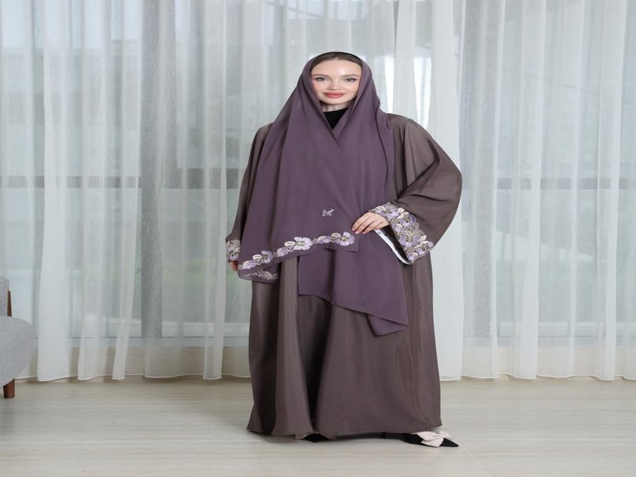 عباية مقفولة خامة كريب ملون مطرزة على الأكمام