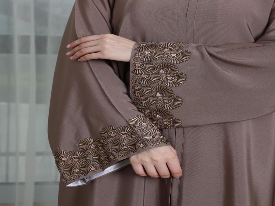 عباية مفتوحة خامة كريب ملون مطرزة على الأكمام