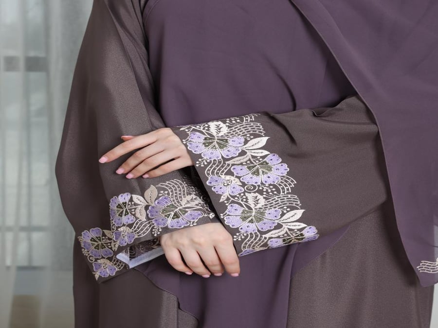 عباية مقفولة خامة كريب ملون مطرزة على الأكمام