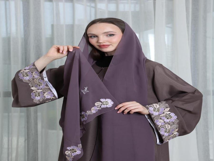 عباية مقفولة خامة كريب ملون مطرزة على الأكمام