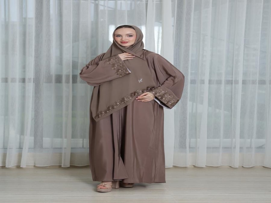 عباية مفتوحة خامة كريب ملون مطرزة على الأكمام