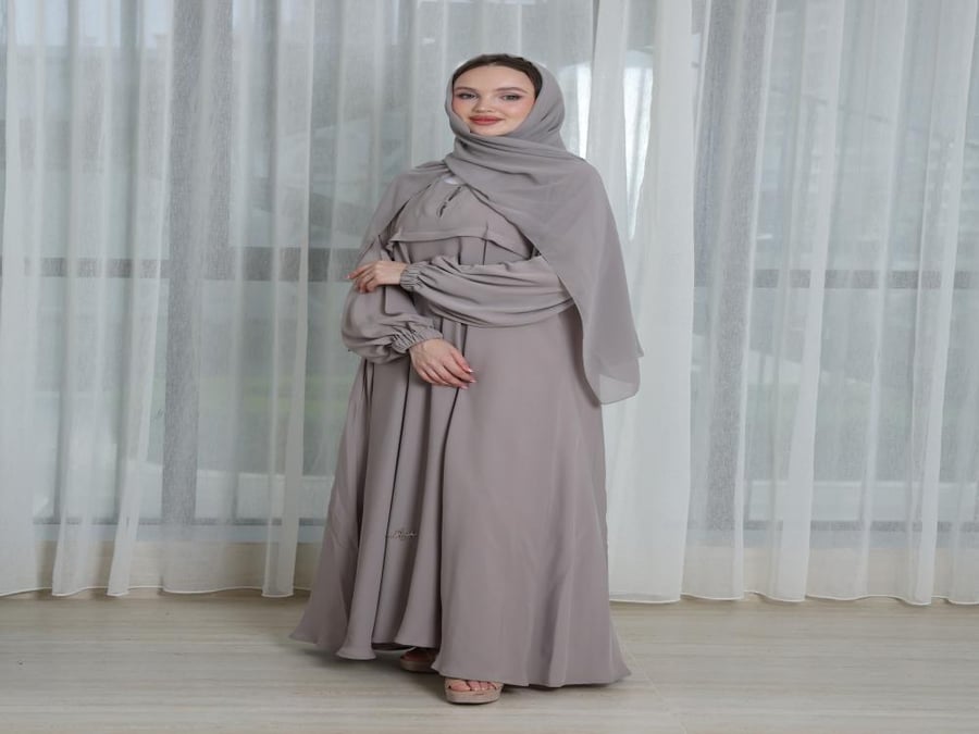 عباية سادة قصة كلوش كم مطاط قماش ندى ناعم جيب صدر