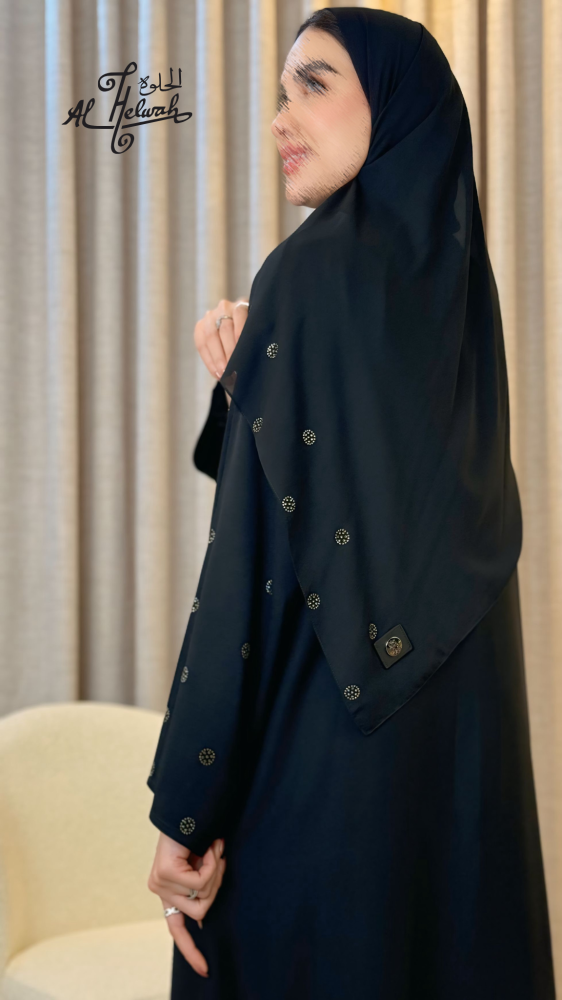 عباءة مقفولة كريب برسمات كرستال سوارفسكي منثر