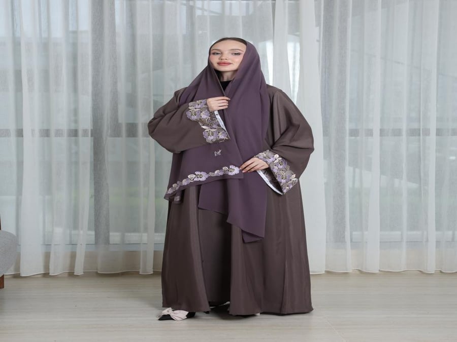 عباية مقفولة خامة كريب ملون مطرزة على الأكمام