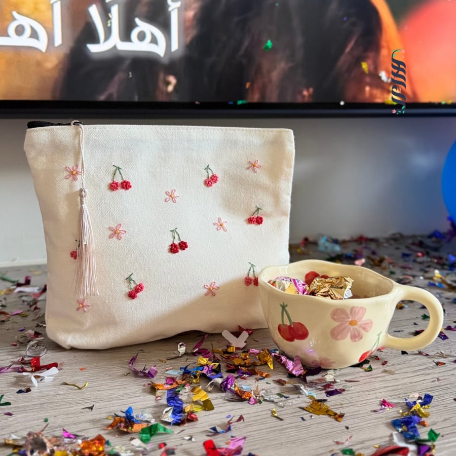 كوب هدية بتصميم مطرز باللون الزهري مناسب لهدايا التخرج والعيد
