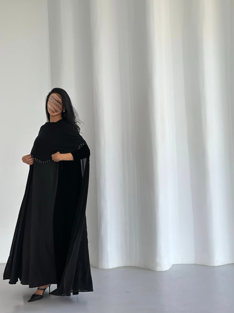 ‎عباية مخمل اسود مع شال مرصع بالكريستال ( مع إمكانيية تغيير المخمل لكريب )