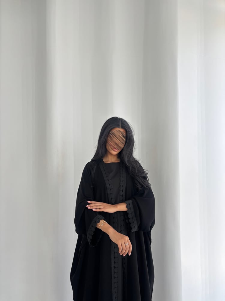 ‎ عباية كريب ملكي مع كلفة تطريز أسود