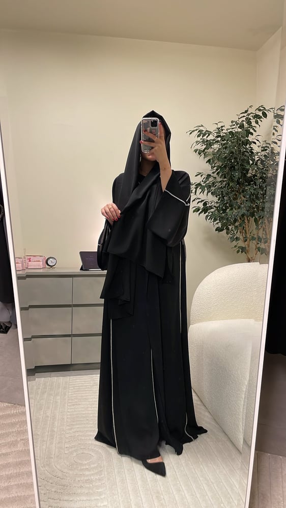 عباية كلوش كريب اسود مع نطريز ابيض