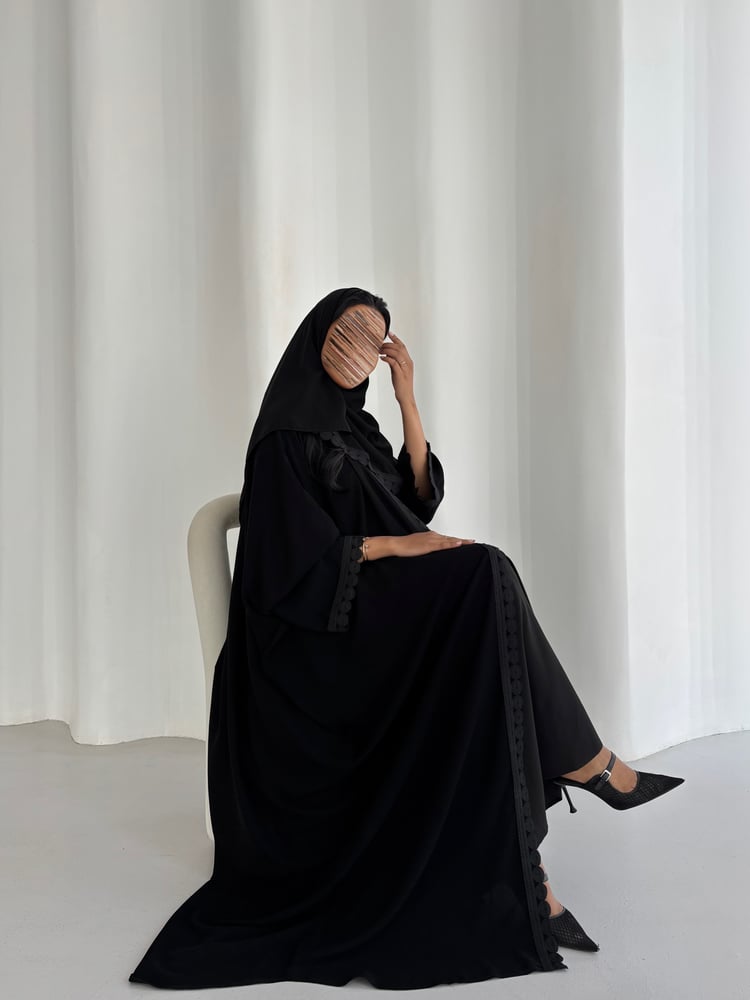 ‎ عباية كريب ملكي مع كلفة تطريز أسود
