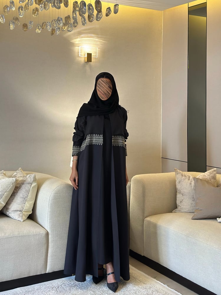 عباية كريب تايواني مع تطريز ذهبي القصة نص كلوش