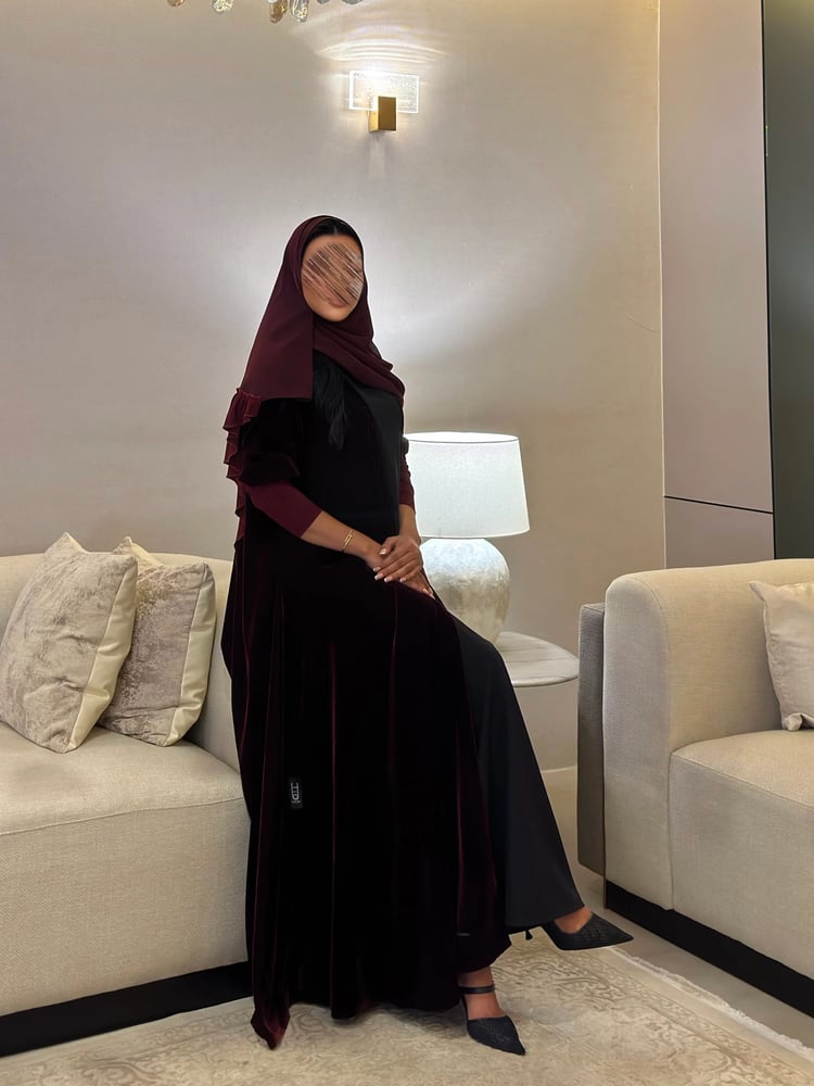 عباية مخمل عنابي غامق مع أكمام سترتش نص كلوش