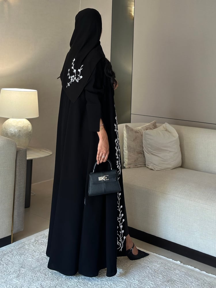 عباية كريب اسود فاحم مع ياقة وكلفة تطريز أبيض
