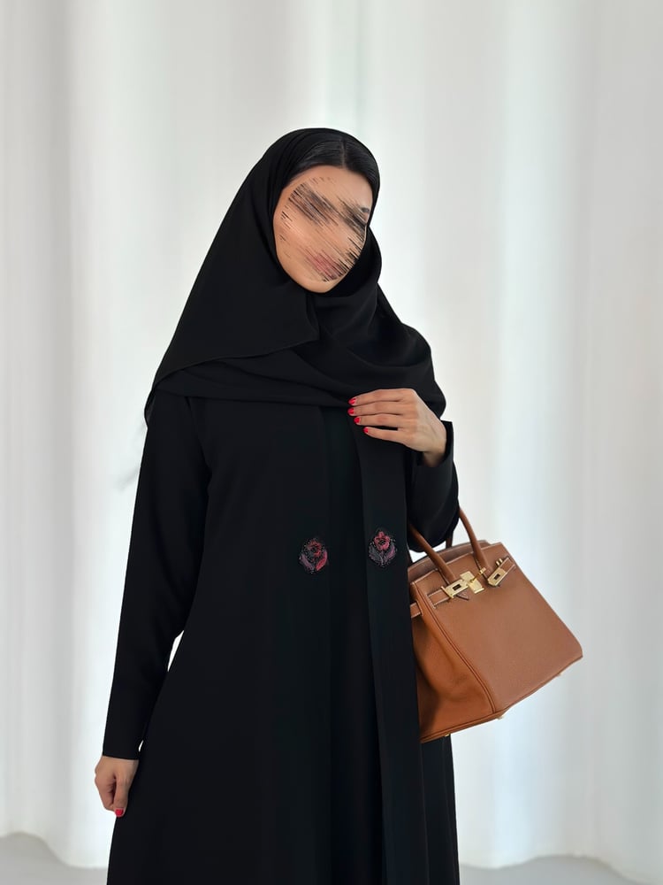 عباية كوبا أسود مع كلفة ورد