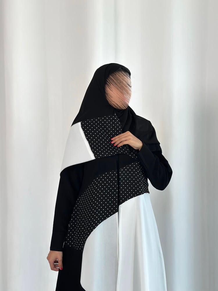 عباية كوبا اسود مع كريب ابيض وشيفون منقط