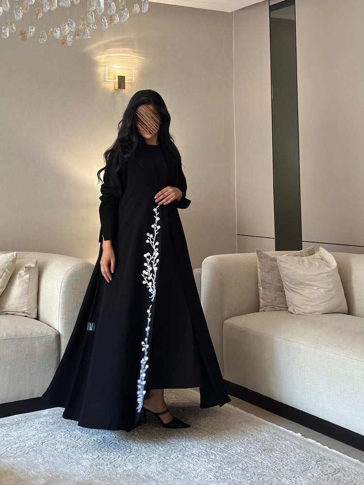 عباية كريب اسود فاحم مع ياقة وكلفة تطريز أبيض