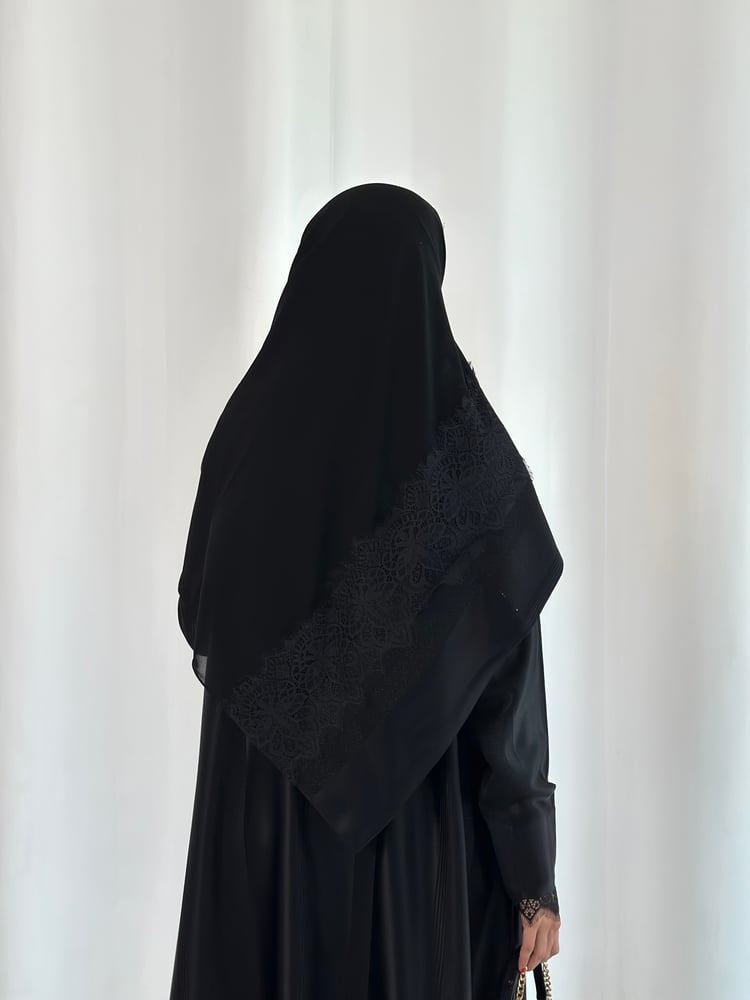 عباية كريب ياباني مخطط مع كلفة دانتيل