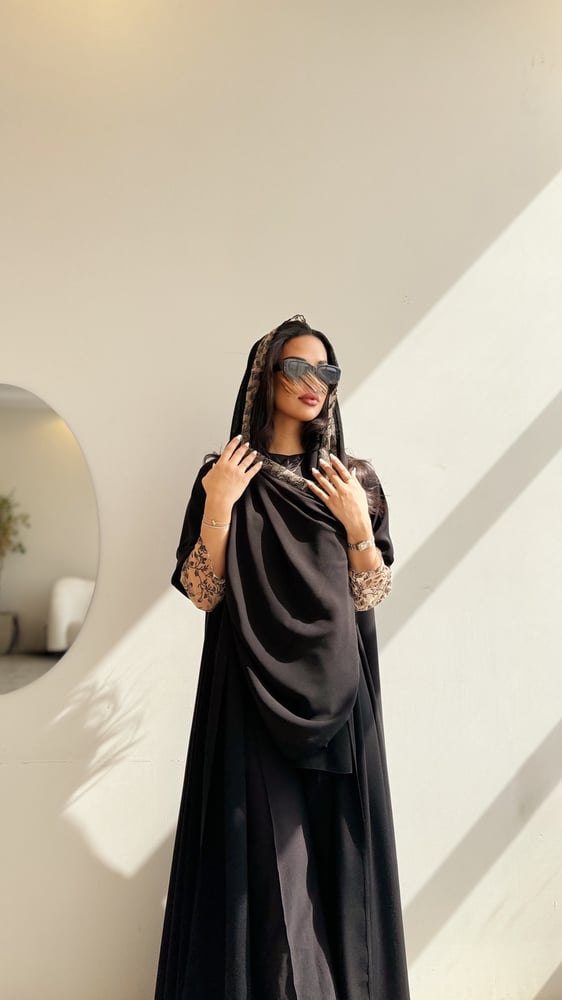 ‎عباية دبل كلوش كريب انترنت وكم  دانتيل اسود ولحمي